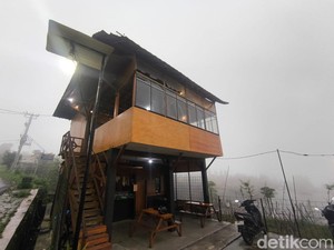 Sensasi Ngopi Sambil Ditemani Kabut Tebal Gunung Ciremai