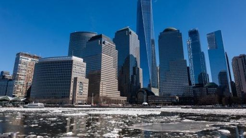 NEW YORK, NEW YORK - FEBRUARY 09: Ice floes cover part of the Hudson River along the Manhattan shoreline as New York City continues to experience frigid temperatures on February 9, 2026, in New York City. Some ferry services have been cancelled, and the remaining boats have had to add up to 20 minutes on routes to and from New Jersey to navigate the ice.   Spencer Platt/Getty Images/AFP (Photo by SPENCER PLATT / GETTY IMAGES NORTH AMERICA / Getty Images via AFP)