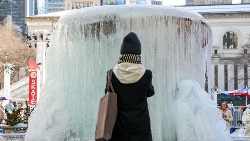 NEW YORK, NEW YORK - FEBRUARY 09: Ice floes cover part of the Hudson River along the Manhattan shoreline as New York City continues to experience frigid temperatures on February 9, 2026, in New York City. Some ferry services have been cancelled, and the remaining boats have had to add up to 20 minutes on routes to and from New Jersey to navigate the ice.   Spencer Platt/Getty Images/AFP (Photo by SPENCER PLATT / GETTY IMAGES NORTH AMERICA / Getty Images via AFP)