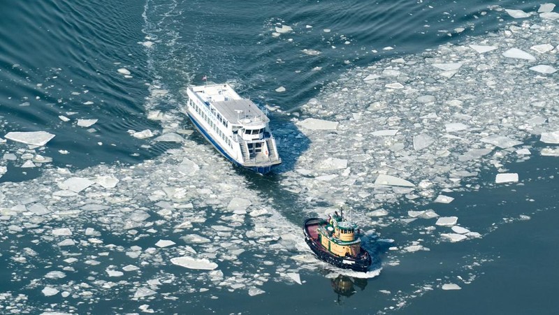 NEW YORK, NEW YORK - FEBRUARY 09: Ice floes cover part of the Hudson River along the Manhattan shoreline as New York City continues to experience frigid temperatures on February 9, 2026, in New York City. Some ferry services have been cancelled, and the remaining boats have had to add up to 20 minutes on routes to and from New Jersey to navigate the ice.   Spencer Platt/Getty Images/AFP (Photo by SPENCER PLATT / GETTY IMAGES NORTH AMERICA / Getty Images via AFP)