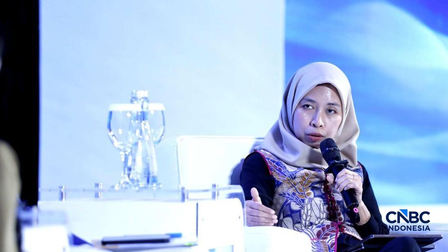 Vice President of Macroeconomic and Financial Market Research Department, Office of Chief Economist PT Bank Mandiri (Persero) Tbk, Dian Ayu Yustina saat menyampaikan paparan dalam acara Economic Outlook 2026 bertema &ldquo;Consolidating Growth, Accelerating the Transformation&rdquo; di Hotel Indonesia Kempinski, Jakarta, Selasa (10/2/2026). (CNBC Indonesia/Tri Susilo)