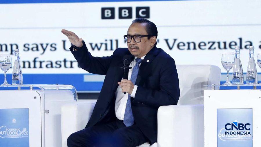 Wakil Menteri Keuangan, Juda Agung saat menyampaikan paparan dalam acara Economic Outlook 2026 bertema &ldquo;Consolidating Growth, Accelerating the Transformation&rdquo; di Hotel Indonesia Kempinski, Jakarta, Selasa (10/2/2026). (CNBC Indonesia/Tri Susilo)