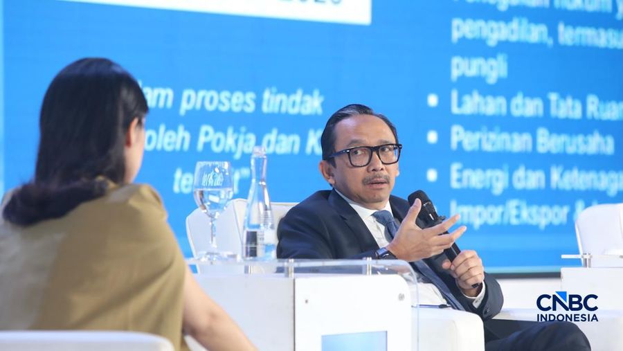 Wakil Menteri Keuangan, Juda Agung saat menyampaikan paparan dalam acara Economic Outlook 2026 bertema Consolidating Growth, Accelerating the Transformation di Hotel Indonesia Kempinski, Jakarta, Selasa (10/2/2026). (CNBC Indonesia/Faisal Rahman)