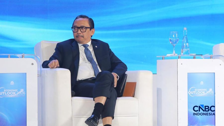 Wakil Menteri Keuangan, Juda Agung saat menyampaikan paparan dalam acara Economic Outlook 2026 bertema &ldquo;Consolidating Growth, Accelerating the Transformation&rdquo; di Hotel Indonesia Kempinski, Jakarta, Selasa (10/2/2026). (CNBC Indonesia/Faisal Rahman)