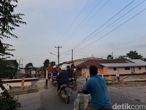 Warga Keluhkan Tidak Ada Palang Kereta Api di Jalan Pantai Timur Medan