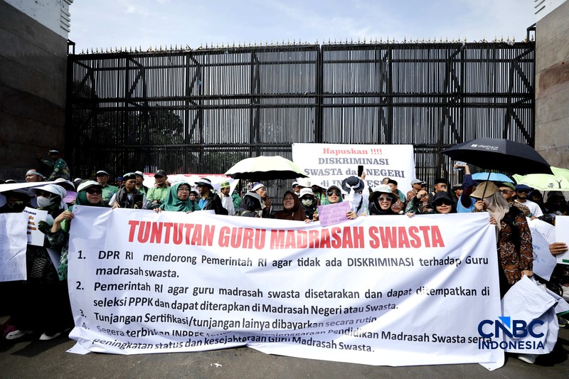 Aksi unjuk rasa yang digelar Perkumpulan Guru Madrasah (PGM) Indonesia di depan Gedung DPR/MPR, Jakarta, Rabu (11/2/2026). (CNBC Indonesia/Tri Susilo)