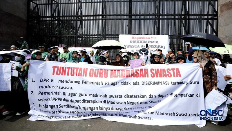 Aksi unjuk rasa yang digelar Perkumpulan Guru Madrasah (PGM) Indonesia di depan Gedung DPR/MPR, Jakarta, Rabu (11/2/2026). (CNBC Indonesia/Tri Susilo)