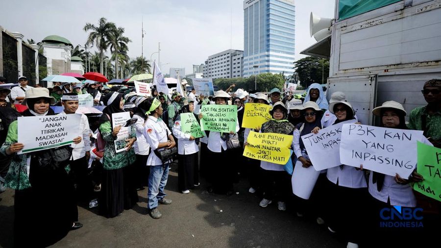 Aksi unjuk rasa yang digelar Perkumpulan Guru Madrasah (PGM) Indonesia di depan Gedung DPR/MPR, Jakarta, Rabu (11/2/2026). (CNBC Indonesia/Tri Susilo)