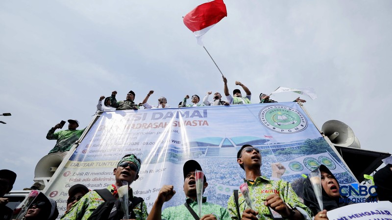 Aksi unjuk rasa yang digelar Perkumpulan Guru Madrasah (PGM) Indonesia di depan Gedung DPR/MPR, Jakarta, Rabu (11/2/2026). (CNBC Indonesia/Tri Susilo)