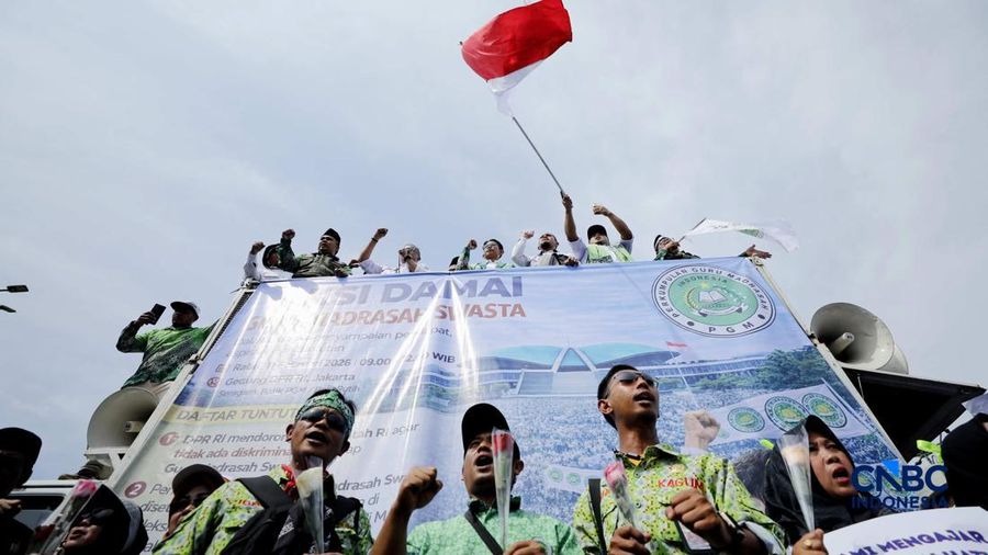 Aksi unjuk rasa yang digelar Perkumpulan Guru Madrasah (PGM) Indonesia di depan Gedung DPR/MPR, Jakarta, Rabu (11/2/2026). (CNBC Indonesia/Tri Susilo)