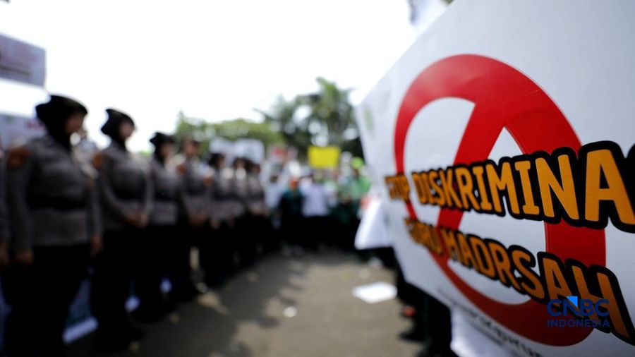 Aksi unjuk rasa yang digelar Perkumpulan Guru Madrasah (PGM) Indonesia di depan Gedung DPR/MPR, Jakarta, Rabu (11/2/2026). (CNBC Indonesia/Tri Susilo)