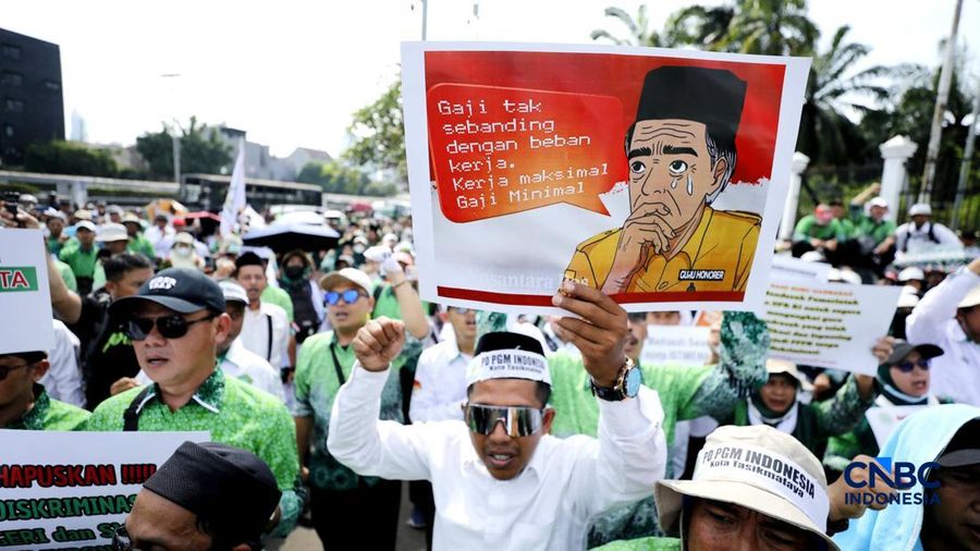 Aksi unjuk rasa yang digelar Perkumpulan Guru Madrasah (PGM) Indonesia di depan Gedung DPR/MPR, Jakarta, Rabu (11/2/2026). (CNBC Indonesia/Tri Susilo)