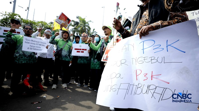 Aksi unjuk rasa yang digelar Perkumpulan Guru Madrasah (PGM) Indonesia di depan Gedung DPR/MPR, Jakarta, Rabu (11/2/2026). (CNBC Indonesia/Tri Susilo)