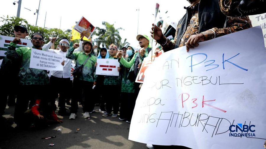 Aksi unjuk rasa yang digelar Perkumpulan Guru Madrasah (PGM) Indonesia di depan Gedung DPR/MPR, Jakarta, Rabu (11/2/2026). (CNBC Indonesia/Tri Susilo)