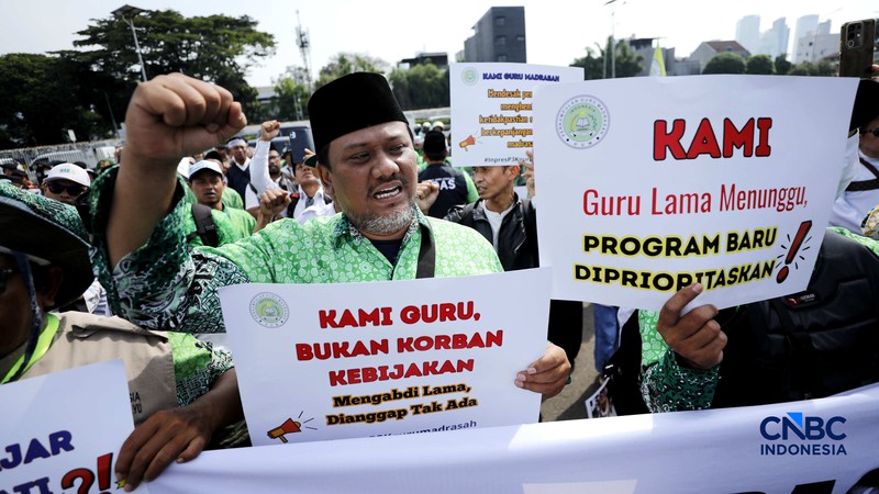 Aksi unjuk rasa yang digelar Perkumpulan Guru Madrasah (PGM) Indonesia di depan Gedung DPR/MPR, Jakarta, Rabu (11/2/2026). (CNBC Indonesia/Tri Susilo)