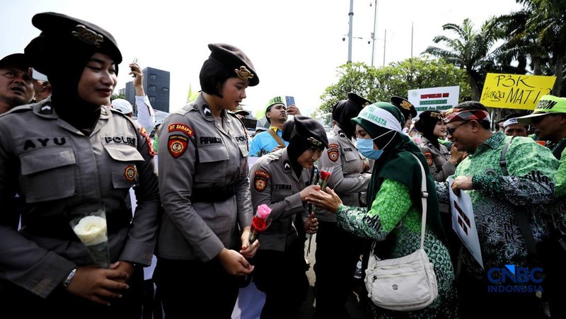 Aksi unjuk rasa yang digelar Perkumpulan Guru Madrasah (PGM) Indonesia di depan Gedung DPR/MPR, Jakarta, Rabu (11/2/2026). (CNBC Indonesia/Tri Susilo)