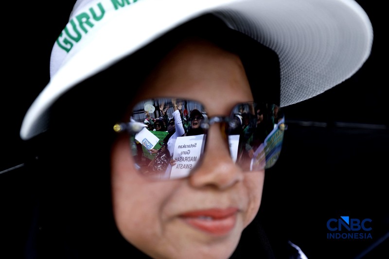 Aksi unjuk rasa yang digelar Perkumpulan Guru Madrasah (PGM) Indonesia di depan Gedung DPR/MPR, Jakarta, Rabu (11/2/2026). (CNBC Indonesia/Tri Susilo)