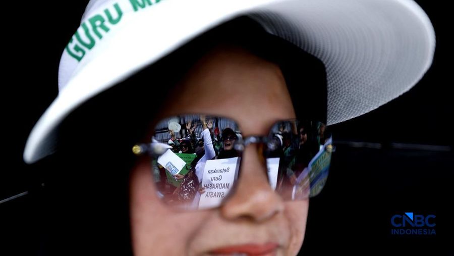 Aksi unjuk rasa yang digelar Perkumpulan Guru Madrasah (PGM) Indonesia di depan Gedung DPR/MPR, Jakarta, Rabu (11/2/2026). (CNBC Indonesia/Tri Susilo)