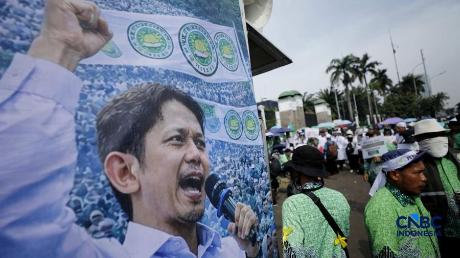 Aksi unjuk rasa yang digelar Perkumpulan Guru Madrasah (PGM) Indonesia di depan Gedung DPR/MPR, Jakarta, Rabu (11/2/2026). (CNBC Indonesia/Tri Susilo)