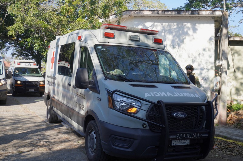 Seorang anggota Angkatan Laut Meksiko menjaga perimeter setelah pipa milik perusahaan minyak milik negara Meksiko, Pemex, meledak, menyebabkan korban jiwa dan luka-luka, di kota Loma Larga, di wilayah Tanah Genting Tehuantepec, negara bagian Oaxaca, Meksiko, 10 Februari 2026. (REUTERS/Diana Manzo)