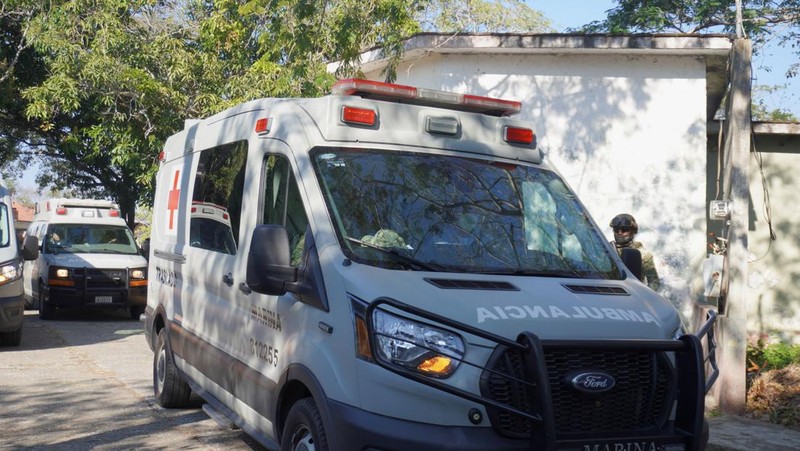 Seorang anggota Angkatan Laut Meksiko menjaga perimeter setelah pipa milik perusahaan minyak milik negara Meksiko, Pemex, meledak, menyebabkan korban jiwa dan luka-luka, di kota Loma Larga, di wilayah Tanah Genting Tehuantepec, negara bagian Oaxaca, Meksiko, 10 Februari 2026. (REUTERS/Diana Manzo)