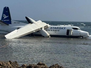 Mencekam! Pesawat Tergelincir Masuk ke Laut Saat Mendarat Darurat