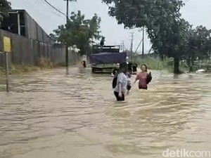 Diguyur Hujan 2 Jam, Gresik Selatan Banjir-Jalan Terendam 1 Meter