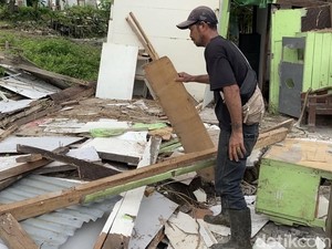 Warga Inisiatif Bongkar Rumah dan Balai RT Sebelum Ambruk Akibat Tanah Gerak
