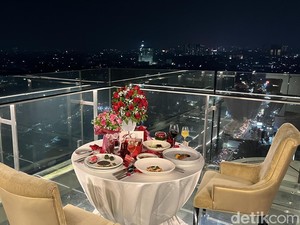Makan Malam Valentine Romantis di Lantai 18 dengan Panorama Kota Bandung