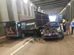 Video: Kecelakaan Beruntun Libatkan 7 Kendaraan di Underpass Jagorawi