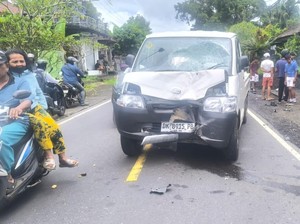 Naik Motor Lawan Arah, Siswi SMP Luka Parah Tabrakan dengan Pikap