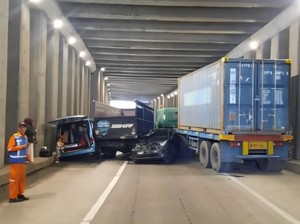 Detik-detik Ngeri Truk Trailer Seruduk 6 Kendaraan di Underpass Jagorawi