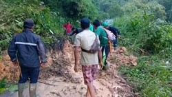 Jalinsum OKU Selatan Tertutup Material Longsor