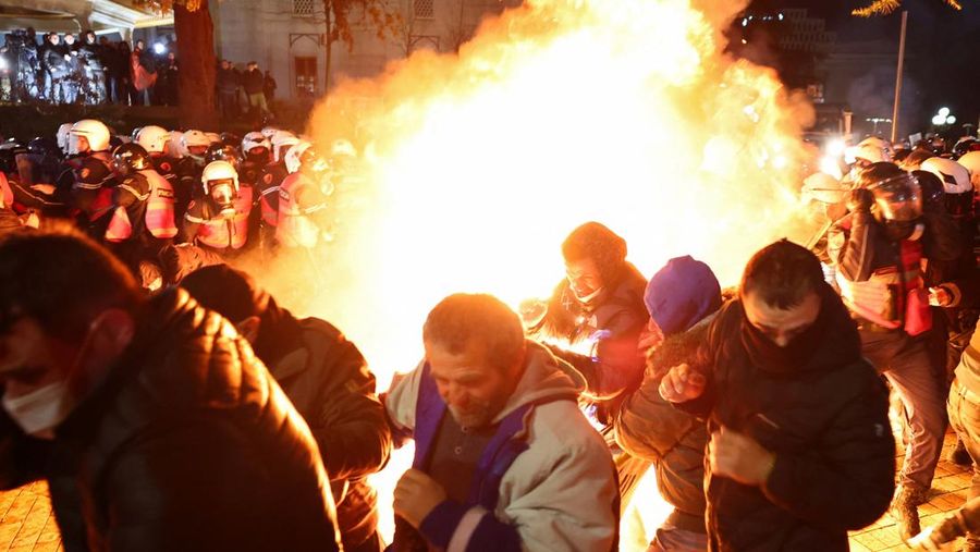 Para petugas polisi bereaksi terhadap bom molotov selama protes anti-pemerintah, yang dipicu oleh penyelidikan korupsi terhadap Wakil Perdana Menteri Belinda Balluku, di depan Gedung Parlemen di Tirana, Albania, 10 Februari 2026. (REUTERS/Florion Goga)