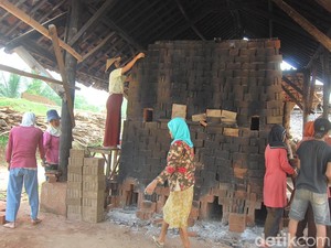Meretas Jejak Perajin Genteng di Priangan Timur yang Kini Punah