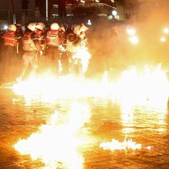 Potret Hujan Bom Molotov di Albania, Polisi Kocar-kacir Hadapi Massa