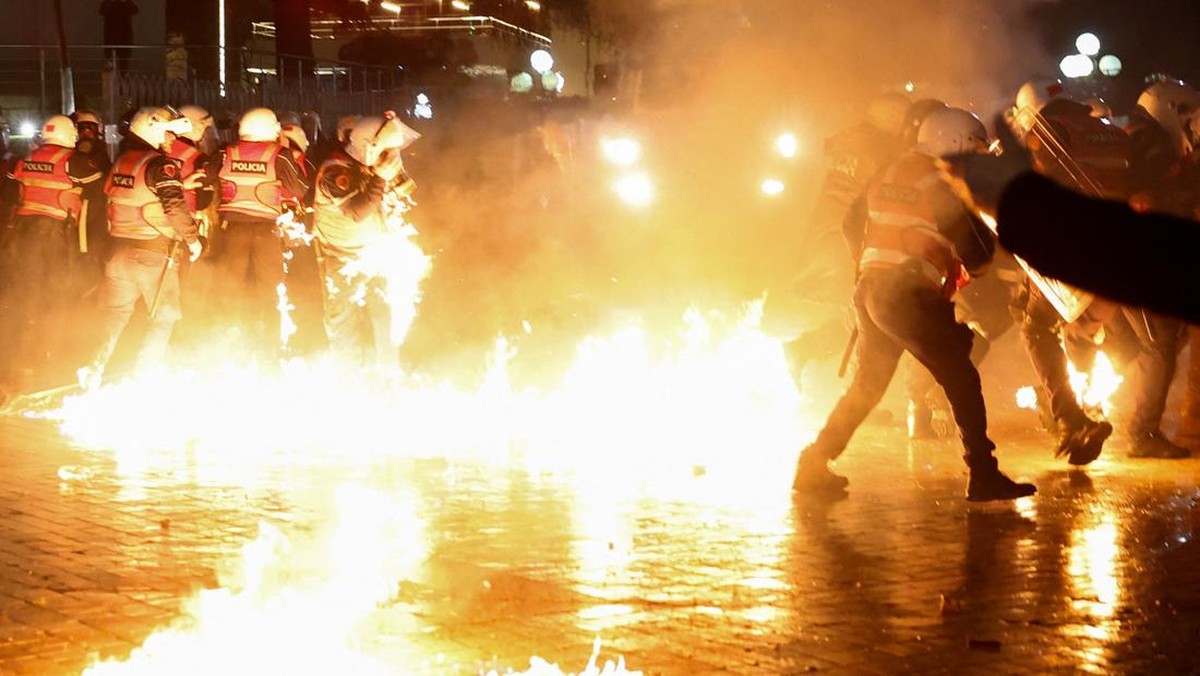 Potret Hujan Bom Molotov di Albania, Polisi Kocar-kacir Hadapi Massa