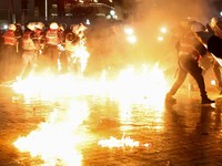 Potret Hujan Bom Molotov di Albania, Polisi Kocar-kacir Hadapi Massa