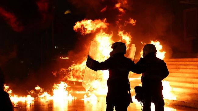 Chaos! Demo Antikorupsi Berakhir Ricuh, Ibu Kota bak Medan Perang