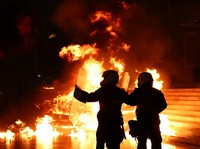 Chaos! Demo Antikorupsi Berakhir Ricuh, Ibu Kota bak Medan Perang