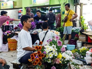 Pasar Bunga Rawa Belong Jelang Valentine, Pengunjung Membeludak, Harga Mawar Meledak
