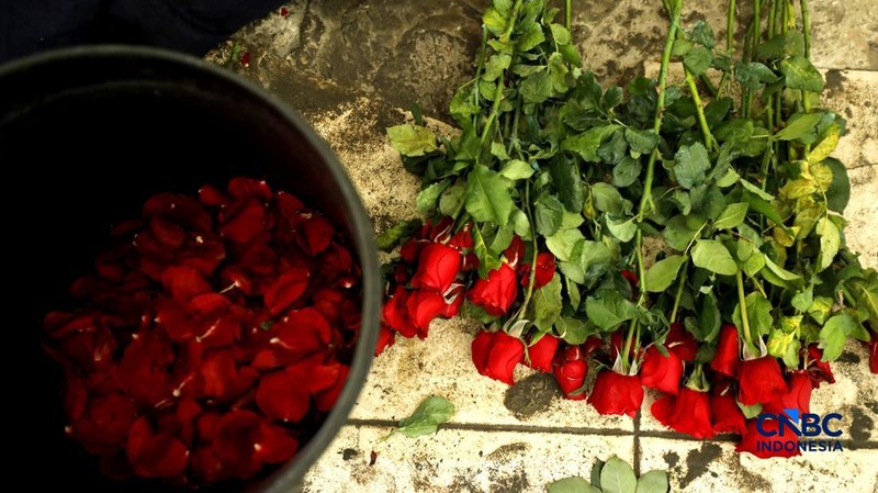Pekerja menyelesaikan pengikatan bunga mawar di Pasar Rawa Belong, Jakarta, Kamis (12/2/2026). Permintaan bunga mawar mengalami peningkatan drastis menjelang perayaan hari Valentine pada 14 Februari 2026. (CNBC Indonesia/Tri Susilo)
