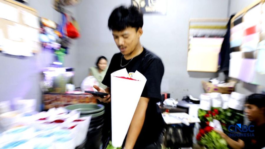 Pekerja menyelesaikan pengikatan bunga mawar di Pasar Rawa Belong, Jakarta, Kamis (12/2/2026). Permintaan bunga mawar mengalami peningkatan drastis menjelang perayaan hari Valentine pada 14 Februari 2026. (CNBC Indonesia/Tri Susilo)