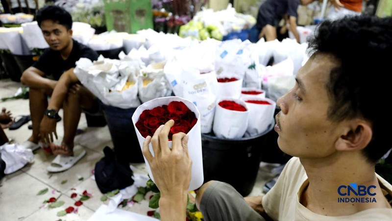 Pekerja menyelesaikan pengikatan bunga mawar di Pasar Rawa Belong, Jakarta, Kamis (12/2/2026). Permintaan bunga mawar mengalami peningkatan drastis menjelang perayaan hari Valentine pada 14 Februari 2026. (CNBC Indonesia/Tri Susilo)