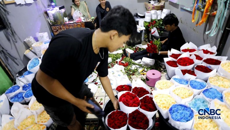 Pekerja menyelesaikan pengikatan bunga mawar di Pasar Rawa Belong, Jakarta, Kamis (12/2/2026). Permintaan bunga mawar mengalami peningkatan drastis menjelang perayaan hari Valentine pada 14 Februari 2026. (CNBC Indonesia/Tri Susilo)