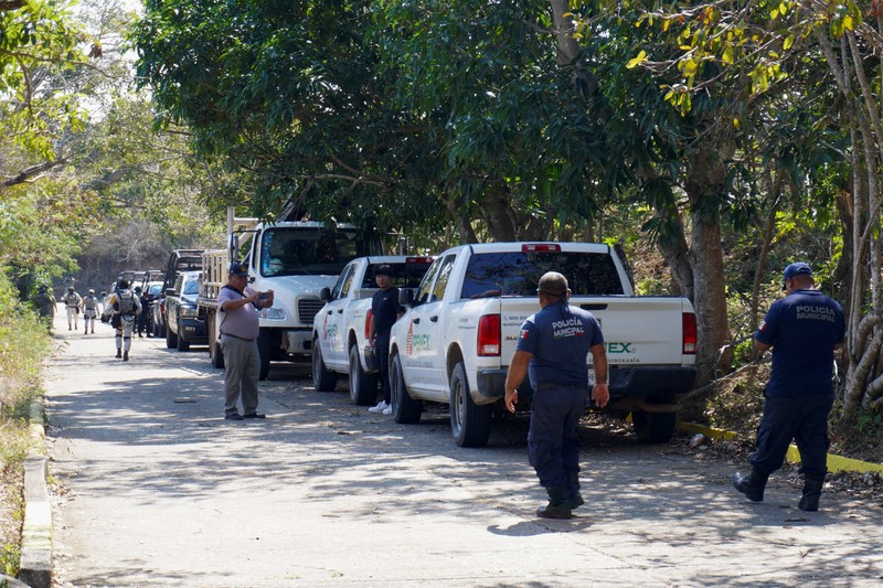 Seorang anggota Angkatan Laut Meksiko menjaga perimeter setelah pipa milik perusahaan minyak milik negara Meksiko, Pemex, meledak, menyebabkan korban jiwa dan luka-luka, di kota Loma Larga, di wilayah Tanah Genting Tehuantepec, negara bagian Oaxaca, Meksiko, 10 Februari 2026. (REUTERS/Diana Manzo)