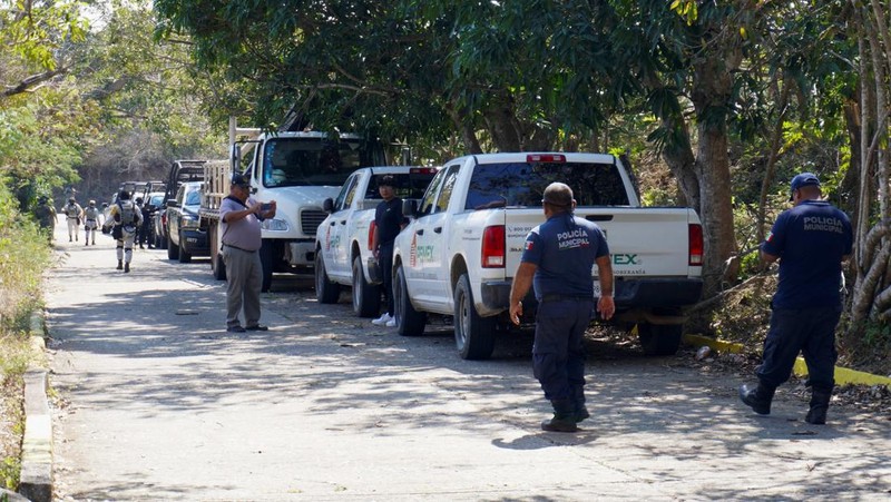 Seorang anggota Angkatan Laut Meksiko menjaga perimeter setelah pipa milik perusahaan minyak milik negara Meksiko, Pemex, meledak, menyebabkan korban jiwa dan luka-luka, di kota Loma Larga, di wilayah Tanah Genting Tehuantepec, negara bagian Oaxaca, Meksiko, 10 Februari 2026. (REUTERS/Diana Manzo)