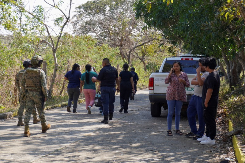 Seorang anggota Angkatan Laut Meksiko menjaga perimeter setelah pipa milik perusahaan minyak milik negara Meksiko, Pemex, meledak, menyebabkan korban jiwa dan luka-luka, di kota Loma Larga, di wilayah Tanah Genting Tehuantepec, negara bagian Oaxaca, Meksiko, 10 Februari 2026. (REUTERS/Diana Manzo)