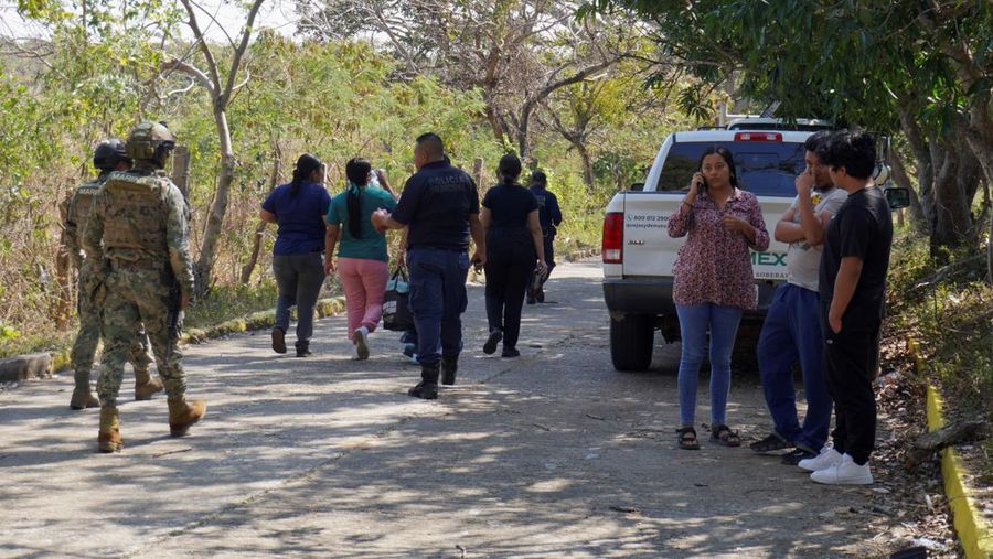 Seorang anggota Angkatan Laut Meksiko menjaga perimeter setelah pipa milik perusahaan minyak milik negara Meksiko, Pemex, meledak, menyebabkan korban jiwa dan luka-luka, di kota Loma Larga, di wilayah Tanah Genting Tehuantepec, negara bagian Oaxaca, Meksiko, 10 Februari 2026. (REUTERS/Diana Manzo)