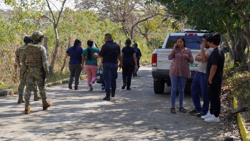 Seorang anggota Angkatan Laut Meksiko menjaga perimeter setelah pipa milik perusahaan minyak milik negara Meksiko, Pemex, meledak, menyebabkan korban jiwa dan luka-luka, di kota Loma Larga, di wilayah Tanah Genting Tehuantepec, negara bagian Oaxaca, Meksiko, 10 Februari 2026. (REUTERS/Diana Manzo)